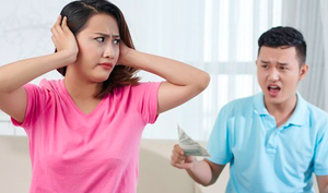 Ở nhà chăm con, Tết đến muốn biếu bố mẹ đẻ cũng phải xin phép chồng